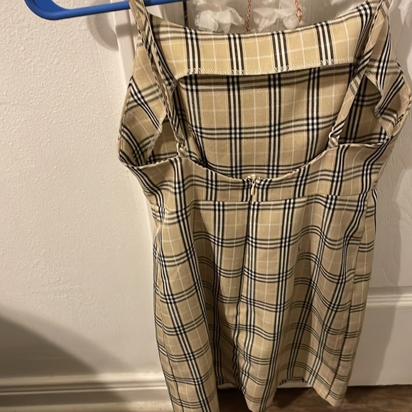 wore it once its a cute dress.Got it for 20.00 selling it for 15.00 - Picture 2 of 2